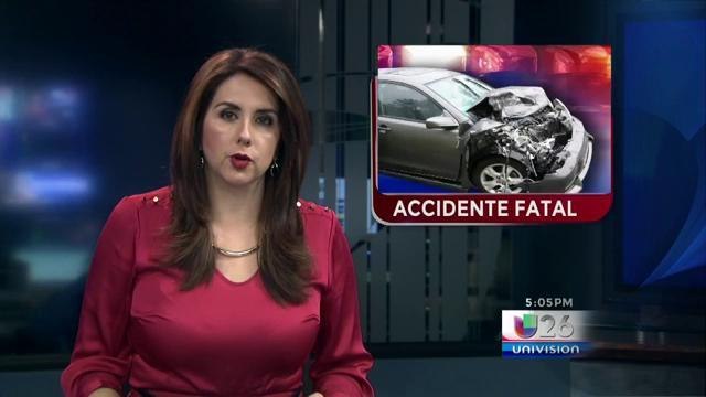 Autoridades identifican al chofer que falleció al volcar su camión.