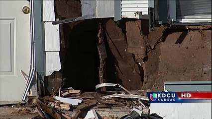 Conductor ebrio choca contra varias casas en Wichita