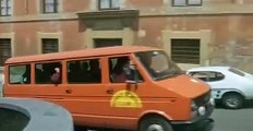 Tomas Milian Bombolo scene divertenti - Film Delitto sull'autostrada 1982 - Furto medaglie