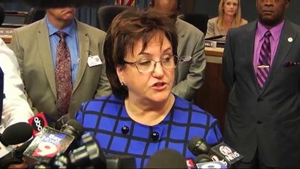 Votan a favor para destituir a presidenta de Junta Escolar en Hillsborough