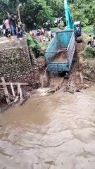 Proses Evakuasi Truk yang Jatuh