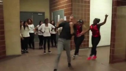 Profesor que puso a bailar a toda su escuela
