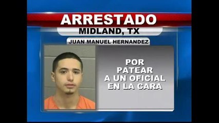 Hombre patea a un oficial en la cara