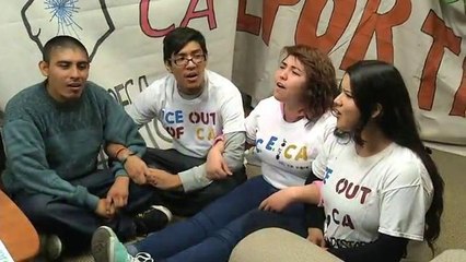 'Dreamers' se manifiestan en oficinas de Procuraduría