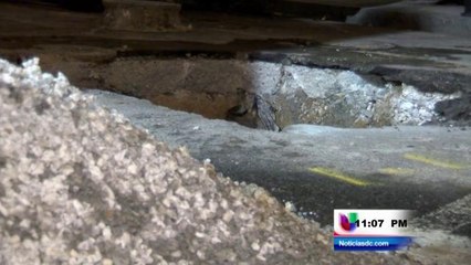 Ruptura de tubería obliga a cierre de calle.