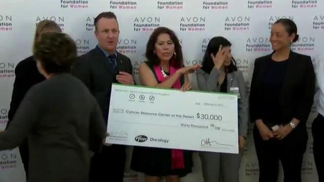 Donan 30 mil dólares a organización contra el cáncer