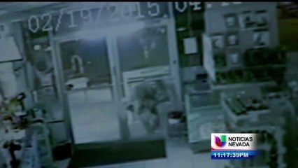 LADRÓN QUIEBRA VIDRIO CON SU CABEZA