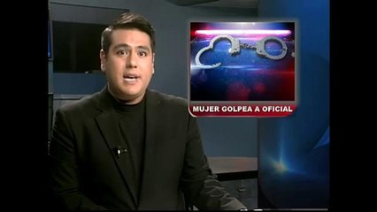 Mujer arrestado por golpear a un oficial