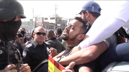 ‘Día sin mexicanos’; bloquean garitas en manifestación
