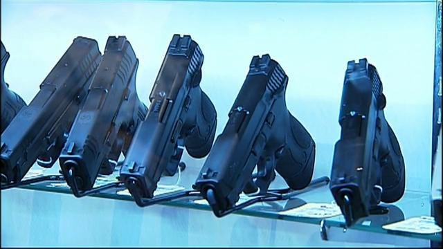 Jóvenes democratas están preocupados por la violencia con armas de fuego