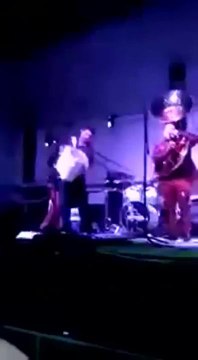 Balean a Alfredito Olivas en pleno concierto