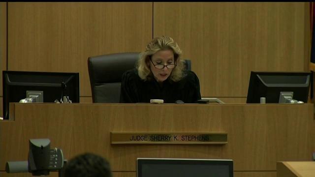 Jodi Arias se salva de la pena de muerte