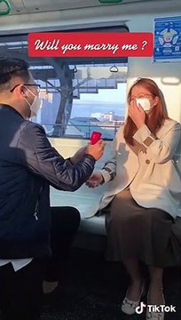 Nam thanh niên tranh thủ cầu hôn bạn gái trên tàu Cát Linh - Hà Đông