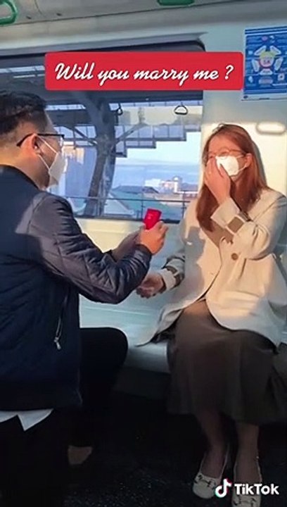 Nam thanh niên tranh thủ cầu hôn bạn gái trên tàu Cát Linh - Hà Đông