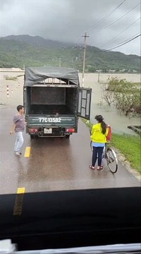 Clip: Thấy nước ngập đường, tài xế xe tải liền chở người phụ nữ đi xe đạp vượt lũ