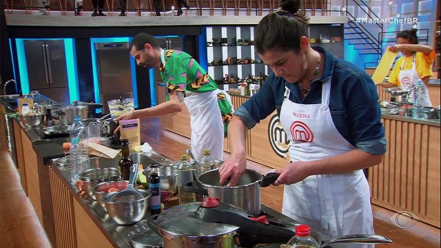 A cozinheira deixa a barriga de porco queimar na panela de pressão; já a outra participante se atrapalha com o ponto da massa