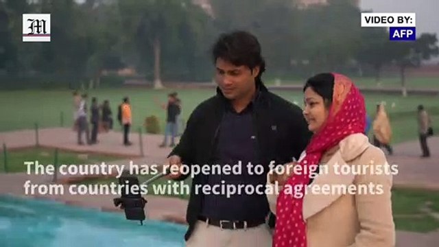 Visitors flock to Taj Mahal despite India pollution crisis