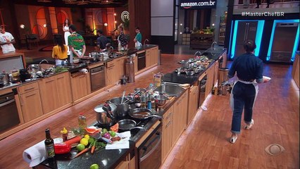 A barriga de porco marinada no shoyu com vinagrete de feijão manteiga tem sabor de queimado e jurados criticam