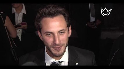 Sebastián Zurita admira los tacones de su papá