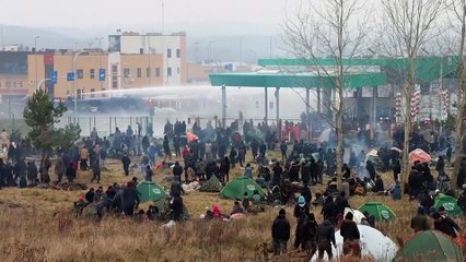 Polonia utiliza cañones de agua contra los inmigrantes