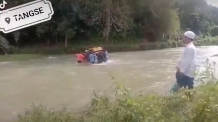Tak Ada Jembatan, Warga Terpaksa Arungi Sungai Berarus Deras Sambil Menggotong Jenazah