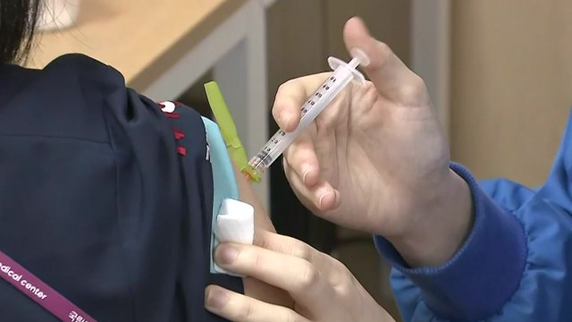 60세 이상 추가접종 간격 단축...단계적 일상회복 따른 코로나19 위험도 평가 실시 / YTN