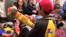 Niños entregan sus armas por juguetes no bélicos