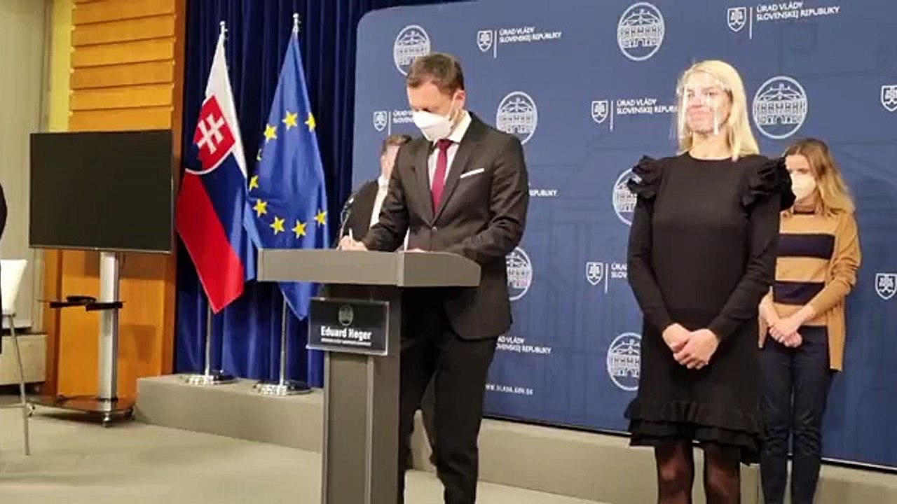 ZÁZNAM: Odborníci navrhujú obmedzenia hromadných podujatí i vstupov do obchodov