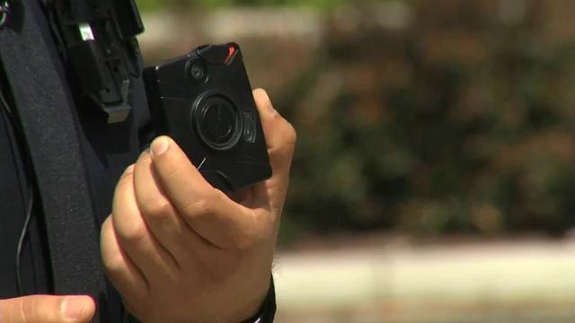 Surge nueva controversia de cámaras corporales de la policía