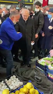 Kılıçdaroğlu'nun esnaf ziyaretinde, esnaf ''kırmızı halımız yok'' deyip yere ceket serdi