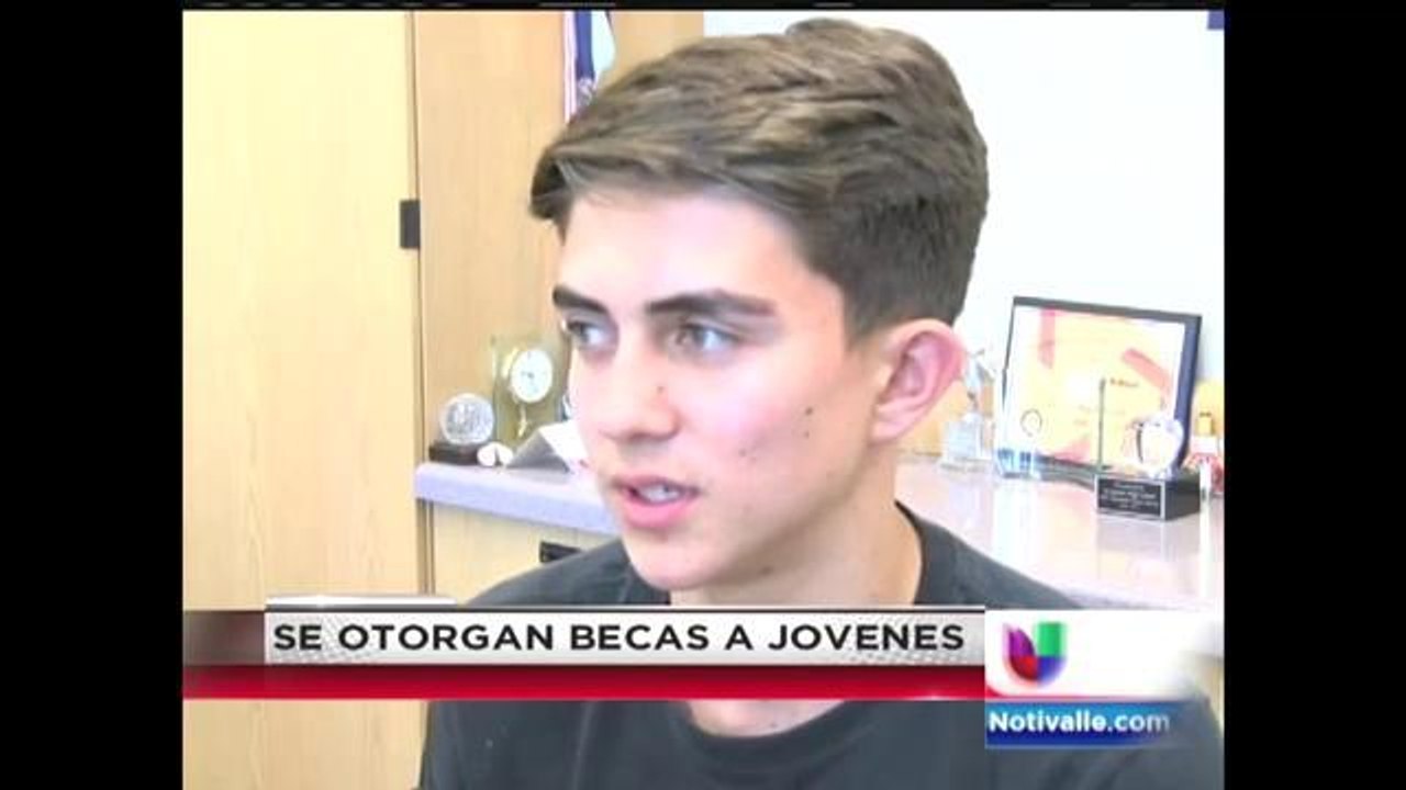 Estudiantes Hispanos Reciben Becas