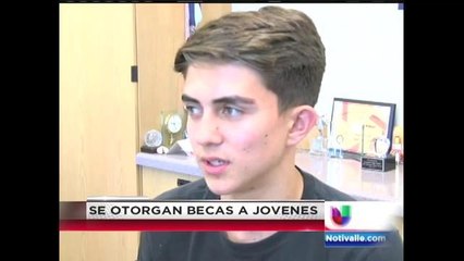 Estudiantes Hispanos Reciben Becas