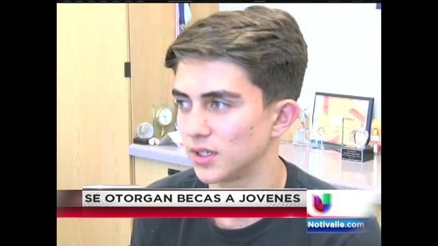 Estudiantes Hispanos Reciben Becas