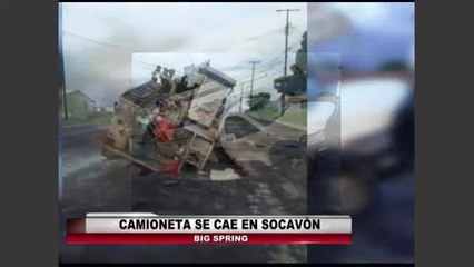 Camioneta se cae en socavón