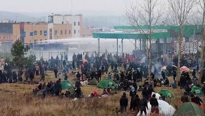 Desespero dos migrantes encurralados em "terra de ninguém"