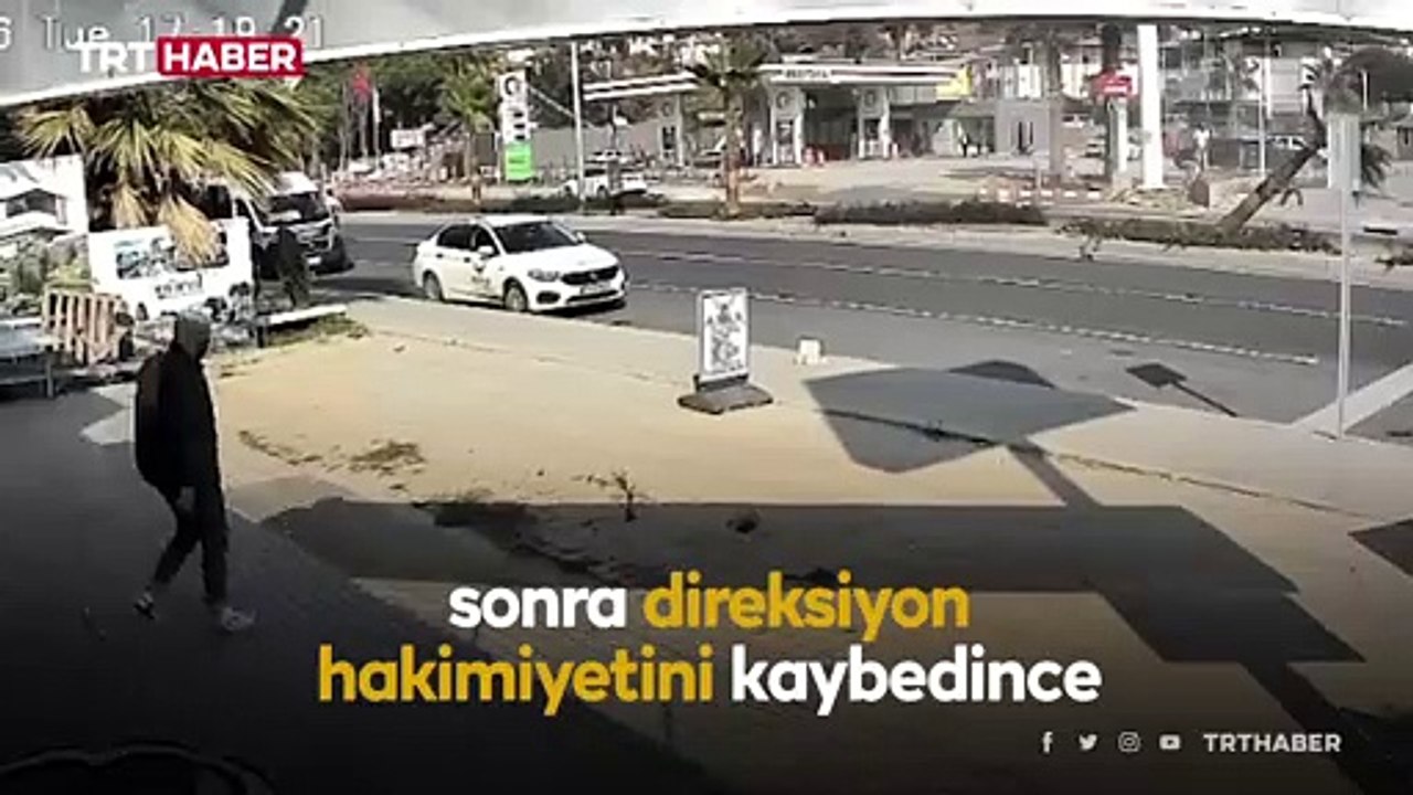 Yayaya çarpan otomobil refüjü aşarak karşı şeride geçti