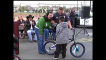 Policía entrega bicicletas a estudiantes