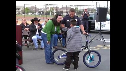 Policía entrega bicicletas a estudiantes
