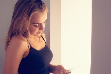 Souffrez-vous de « tech neck » ? Ce syndrome touche une grande partie de la population… C’est le mal du siècle !