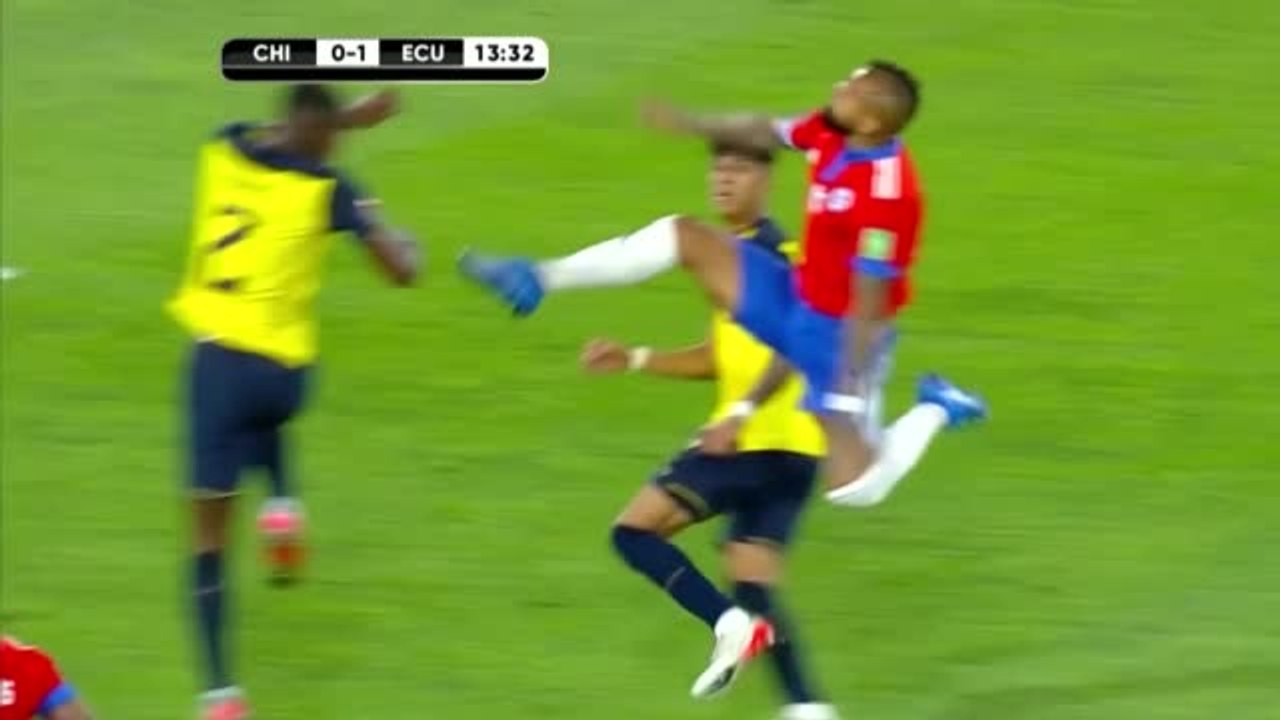 Highlights: Vidal fliegt mit Kung-Fu-Kick vom Platz