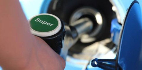 Carburant à prix coûtants chez Carrefour et Leclerc : qui est vraiment le moins cher ?