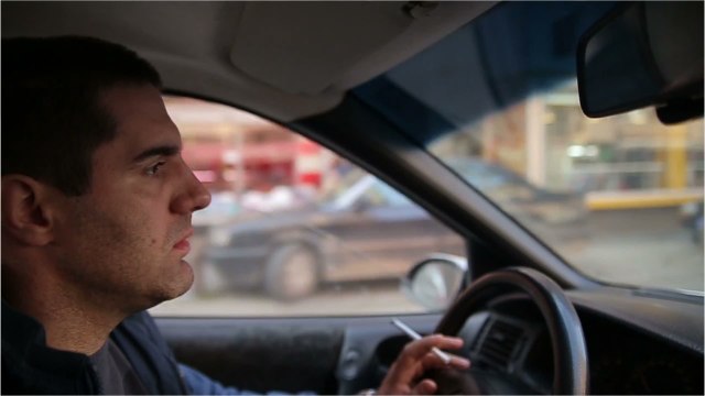 Peut-on fumer au volant ?