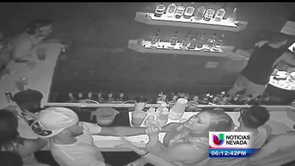 Ex-jugador de fútbol golpea a mujer