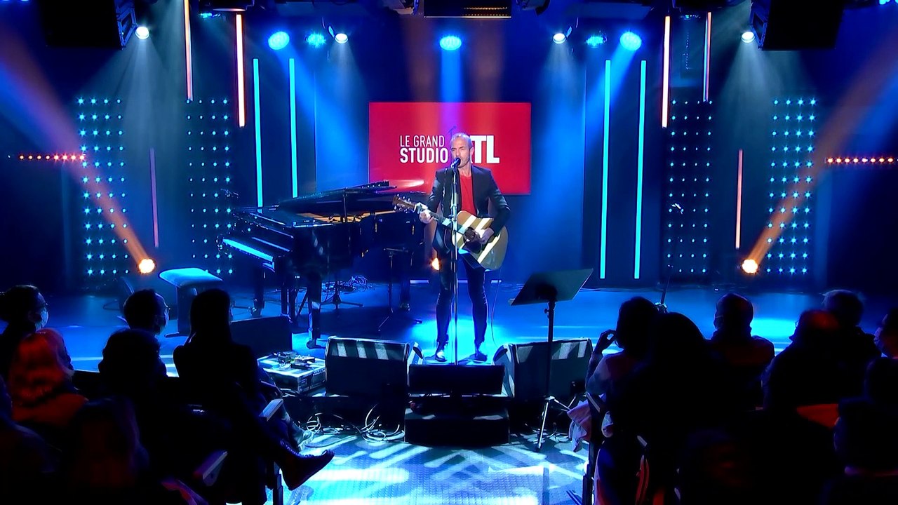 Calogero interprète "Le temps" dans "Le Grand Studio RTL"