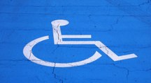 Pourquoi Emmanuel Macron veut restreindre l'accès des handicapés au logement