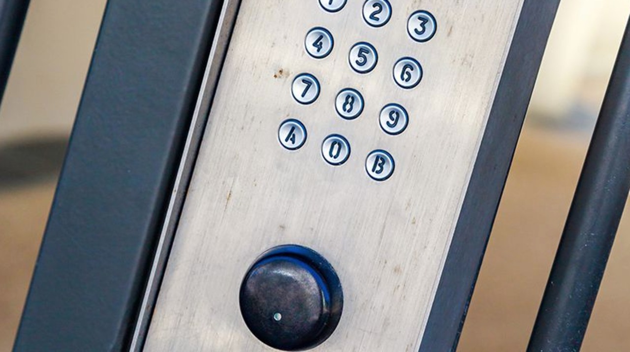 Comment Ouvrir Une Porte Dimmeuble Sans Badge Vigik, le badge qui rend fous les copropriétaires - Capital.fr