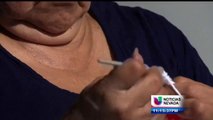 Mujer con artritis teje para niños con cáncer