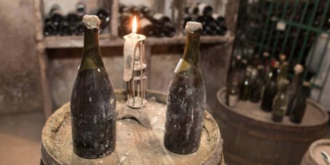 Enchère record pour les plus vieilles bouteilles de vin du monde
