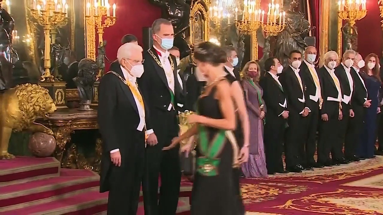 El llamativo gesto de Letizia con la mascarilla para no estropear