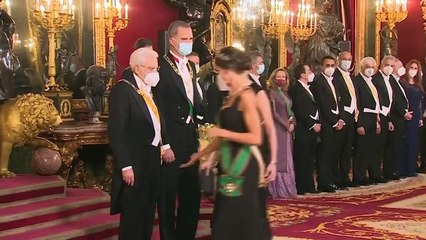 Doña Letizia deslumbra en el regreso de las cenas de gala al Palacio Real